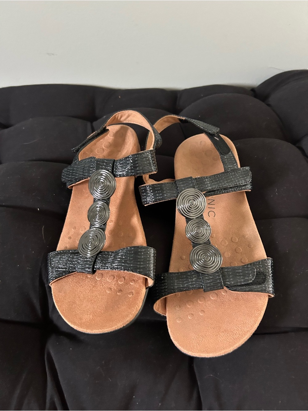 Vionic Women’s Black Strappy Comfort Sandals with Decorative Accents size 8